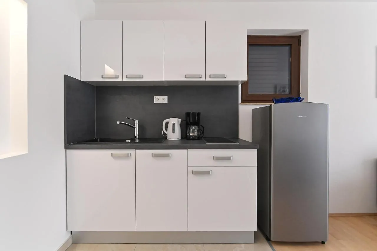 Rooms & Apartments Jadranka Baska  Baska (Krk)