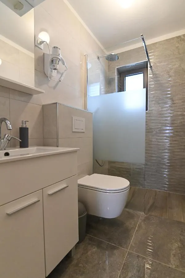 Rooms & Apartments Jadranka Baska  Guest house
