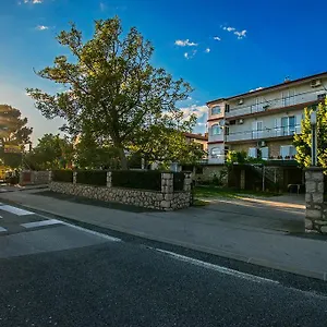 https://diana-rooms-and-apartments.hotelinzadar.com